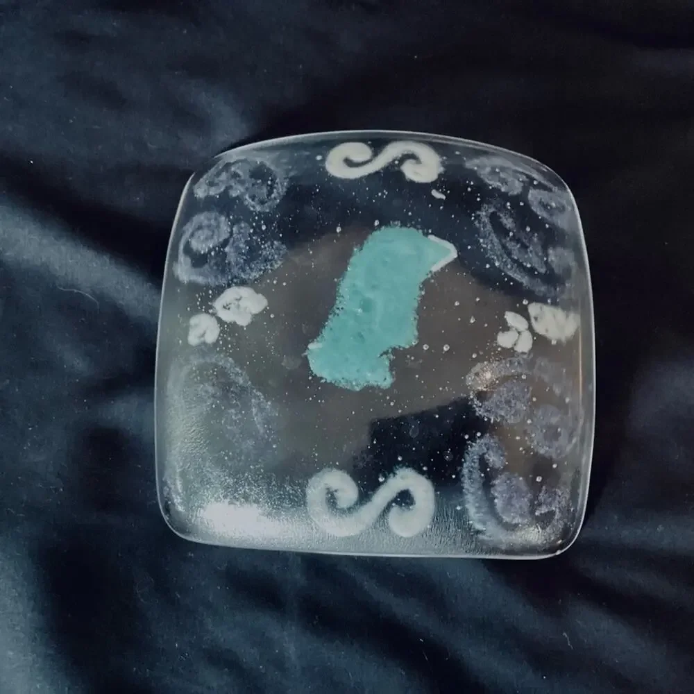 Curved square glass trinket dish - Picture 4 of 6